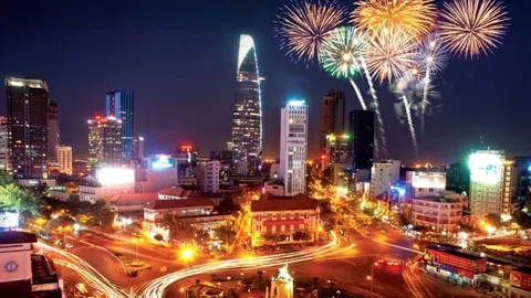 TP HCM: Lần đầu tiên bắn pháo hoa trên sà lan dịp 30/4