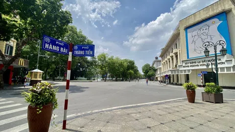 Hà Nội nắng gắt, các điểm vui chơi ngoài trời vắng người