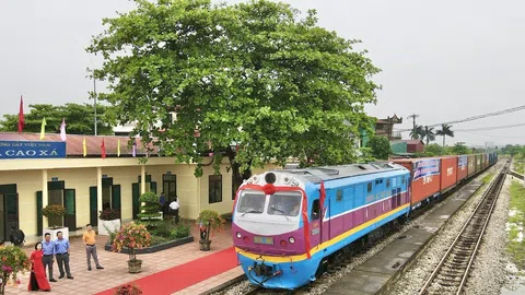 Chuyến tàu liên vận quốc tế đầu tiên lăn bánh tại ga Cao Xá