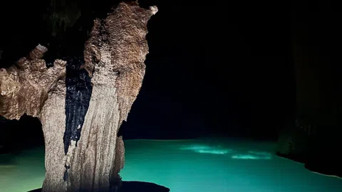 Cận cảnh hồ nước màu xanh ngọc nằm “lơ lửng” vừa phát hiện ở Quảng Bình