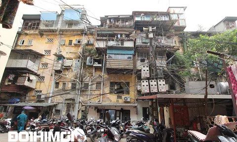 "Ma trận" dây điện dễ gây cháy nổ trong các khu chung cư cũ ở Hà Nội