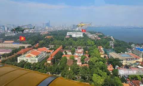 Biên đội trực thăng kéo cờ Đảng, cờ Tổ quốc bay trên bầu trời Hà Nội