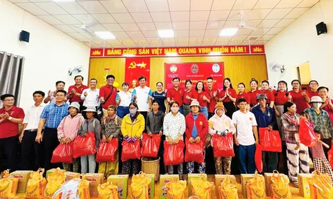Hơn 100 phần quà đến với đồng bào Raglai khó khăn ở xã Phước Hà