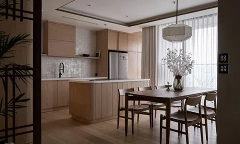 Đập thông hai căn hộ liền kề tạo nên 180 m2 không gian sống động