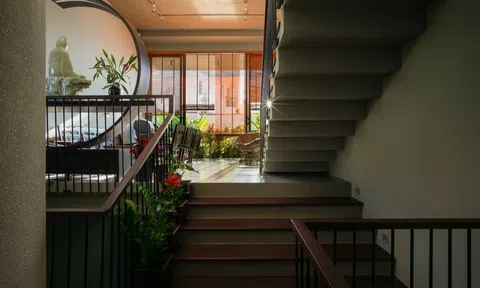 Nhà ống trong ngõ vẫn tràn ngập ánh sáng nhờ phương pháp xây lệch tầng