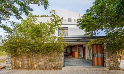Một vòng biệt thự 380m2 có yếu tố đặc biệt để chống chọi với nắng gắt miền Trung