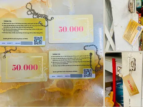 Chiêu thức lừa đảo mới: Dụ quét mã QR từ tấm thẻ treo trên cửa