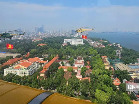 Biên đội trực thăng kéo cờ Đảng, cờ Tổ quốc bay trên bầu trời Hà Nội