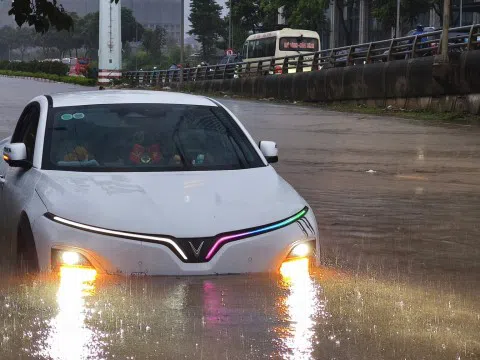 Mưa xuyên đêm, các tuyến phố Hà Nội ngập sâu