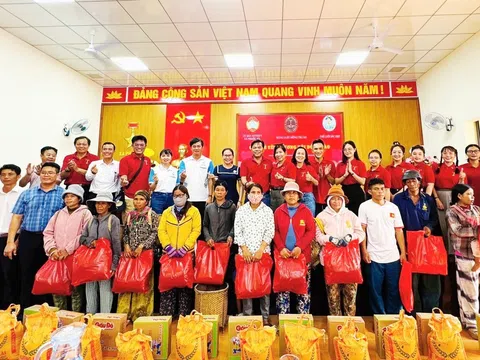 Hơn 100 phần quà đến với đồng bào Raglai khó khăn ở xã Phước Hà