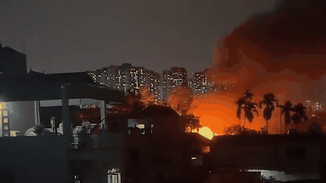 Cận cảnh nhà tạm Hà Nội bốc cháy ngùn ngụt trong cơn mưa lớn