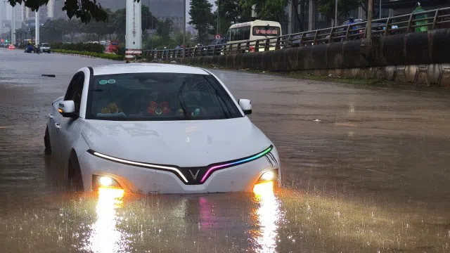 Mưa xuyên đêm, các tuyến phố Hà Nội ngập sâu