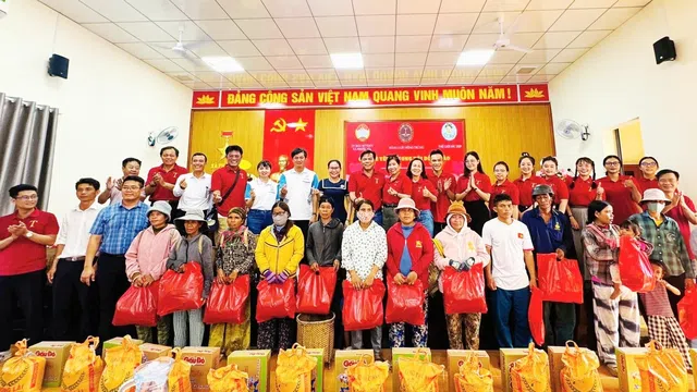 Hơn 100 phần quà đến với đồng bào Raglai khó khăn ở xã Phước Hà