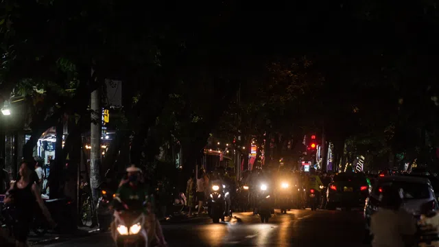 Những tuyến đường tối om giữa lòng Thủ đô Hà Nội