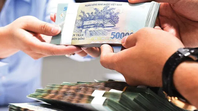 Lãi suất rầm rộ tăng, dòng tiền lại ồ ạt chảy vào ngân hàng