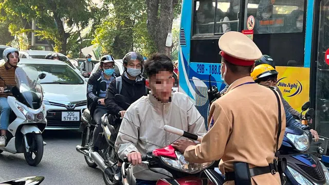 Hà Nội: Hàng trăm học sinh bị xử phạt vi phạm ATGT
