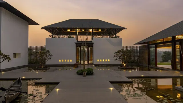 Kiến trúc phá cách của căn biệt thự ven sông tạo nên cảm giác yên bình