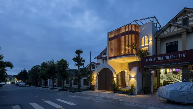 Quảng Trị: Ngôi nhà “đèn lồng” với những đường cong mềm mại tỏa sáng giữa phố