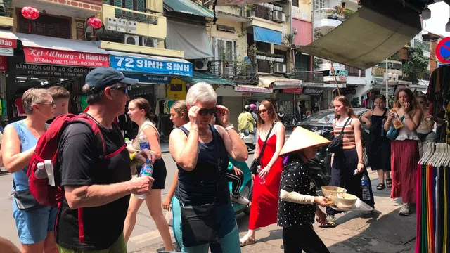 Xóa nạn “chặt chém” khách du lịch dịp lễ: Yêu cầu niêm yết giá dịch vụ