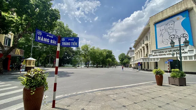 Hà Nội nắng gắt, các điểm vui chơi ngoài trời vắng người