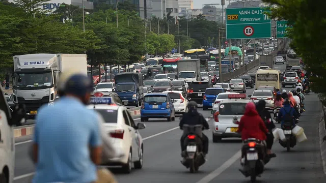 Kết thúc nghỉ lễ, dòng người từ các nơi đổ về Hà Nội gây ùn ứ kéo dài
