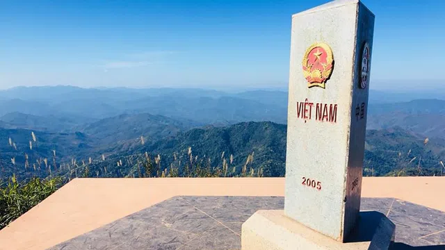 Khám phá đỉnh núi hùng vĩ nằm ở cực Tây Tổ quốc