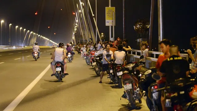 Xử phạt trường hợp dừng, đỗ xe trên cầu Nhật Tân "hóng mát"