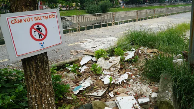 Hàng loạt tuyến đường đi bộ biến thành bãi rác, nơi gửi xe
