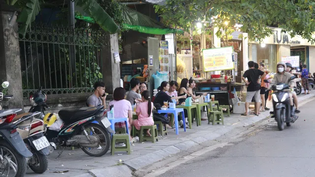 Vỉa hè Hà Nội vẫn ngang nhiên bị chiếm dụng