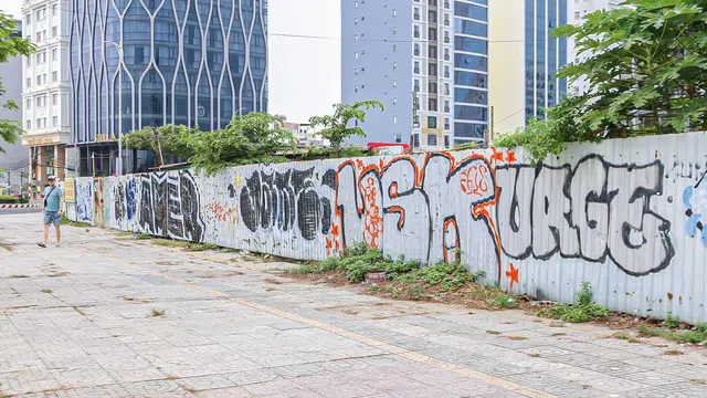 TP.HCM: Nạn vẽ bậy tái diễn tràn làn trên đường phố