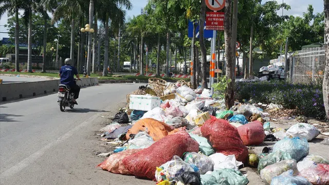 Núi rác dân sinh “mọc như nấm” giữa lòng TP. HCM