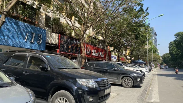 Hà Nội: Vỉa hè vừa lát lại đá đã trở thành nơi đỗ xe