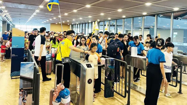 Du khách đi Cát Bà tăng kỷ lục sau khi giá vé cáp treo “chạm đáy”