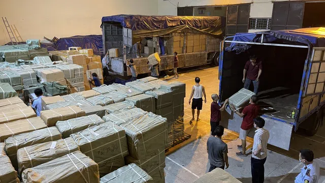 Người buôn hàng Trung Quốc phấn khởi vì biên giới thông hàng gần Tết