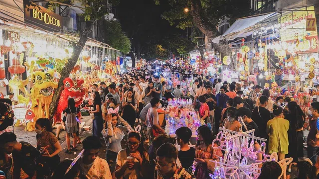 Phố đồ trang trí nhộn nhịp đón Tết