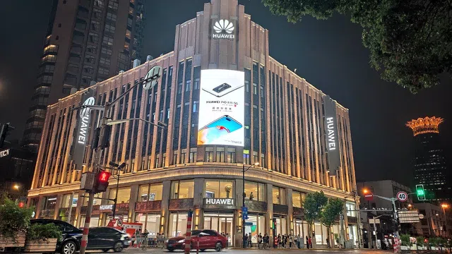Cận cảnh cửa hàng công nghệ mới toanh của Huawei